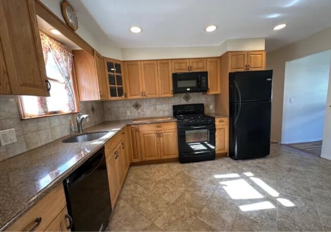 Building Photo - 216 Hill Ave