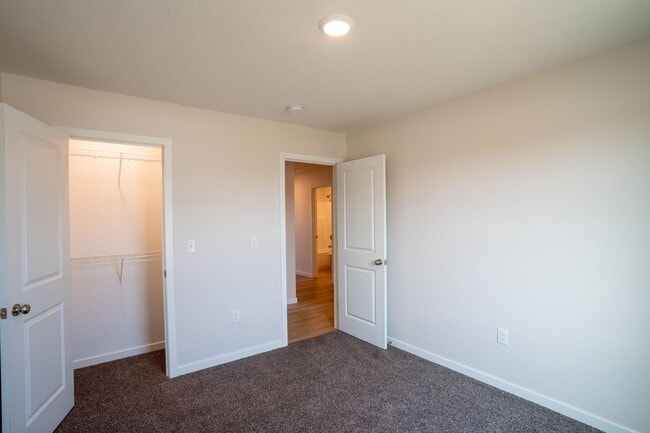 Building Photo - Beautiful newer 3 bed home with 3 car garage