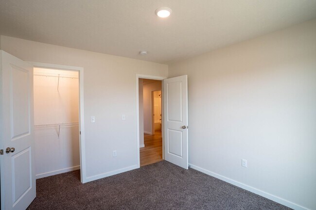 Foto del edificio - Beautiful newer 3 bed home with 3 car garage