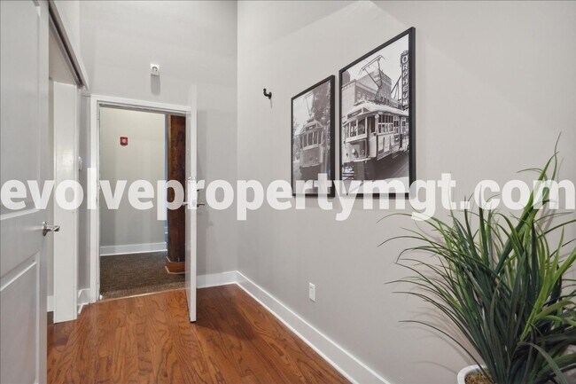 Building Photo - Downtown Living at Its Finest – Spacious 2...