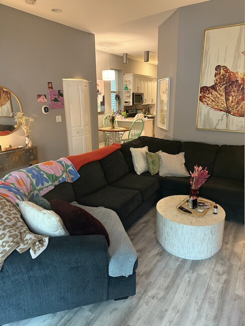 Sala de estar - 2019 N Sawyer Ave
