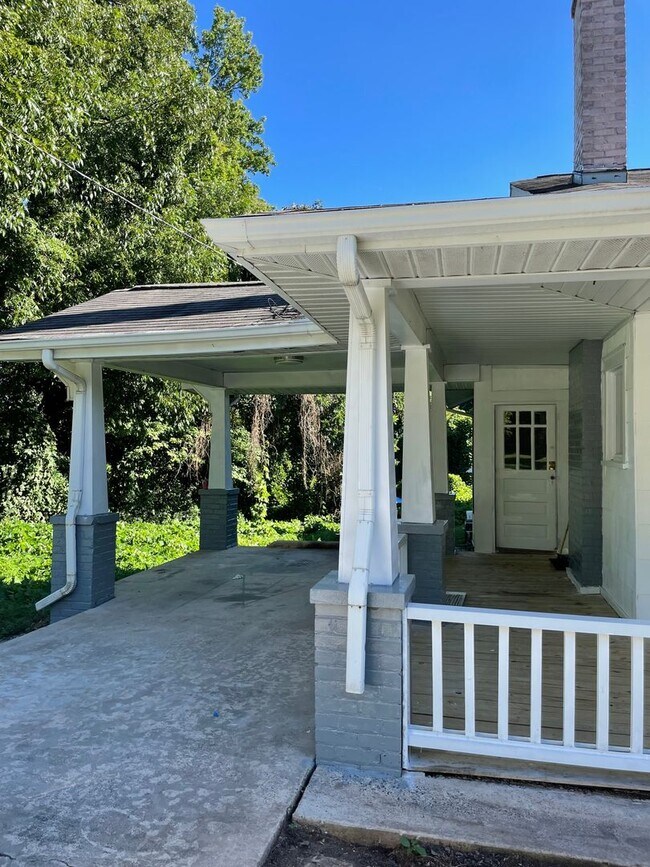 Building Photo - 2-3 BED, 1 BATH HOME WITH WRAP AROUND PORCH!