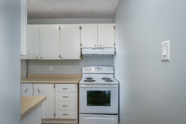 Photo du bâtiment - INCLUSIVE TWO BEDROOM APARTMENT STEPS FROM WHITEOAKS MALL