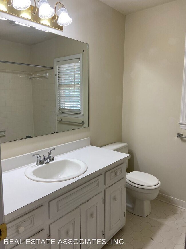 Building Photo - 3 br, 2.5 bath House - 1002 Kimball Drive