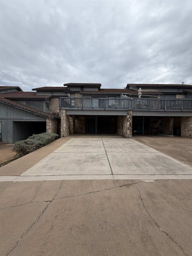 Building Photo - 307 Crestview