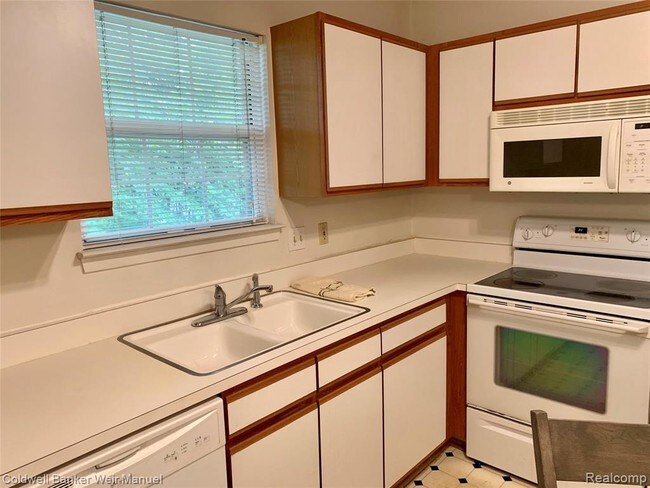 Building Photo - 41785 Independence Dr