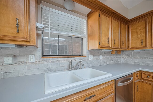 Building Photo - 18307 Champion Forest Dr