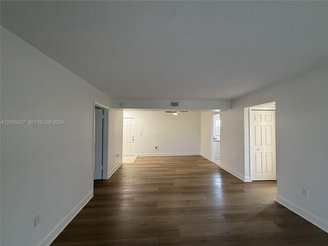 Foto del edificio - 731 N Pine Island Rd
