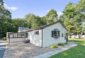 Building Photo - 33 Park Dr