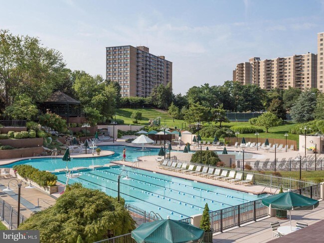 Foto del edificio - 307 Yoakum Pkwy