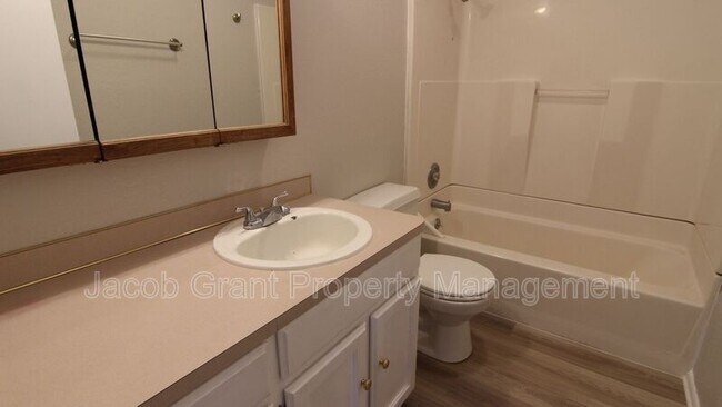 Foto del edificio - 2215 Gail Dr