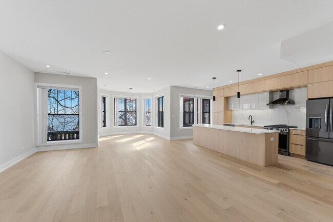 Building Photo - 7518 N Eastlake Terrace