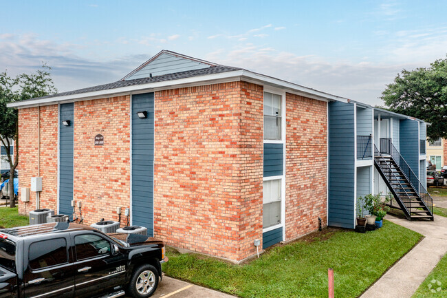 Apartment Exterior - Chase View Apartments