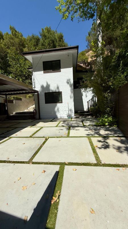 Foto del edificio - 1216 N Beverly Glen Blvd