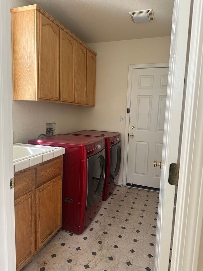 Building Photo - Great Location! 4BD | 2.5BA | Desirable Br...