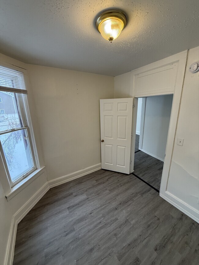 Foto del edificio - 74 Jessamine Ave W