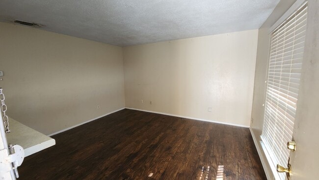 Building Photo - 210 N Vandeveer St