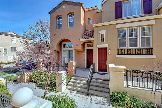 Foto del edificio - PRIME CORNER HOME NEAR TRAILS LIGHT-FILLED...