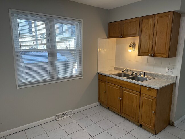 Foto del edificio - Albany Park 2 Bedroom 1 1/2 Bath 2 Story T...