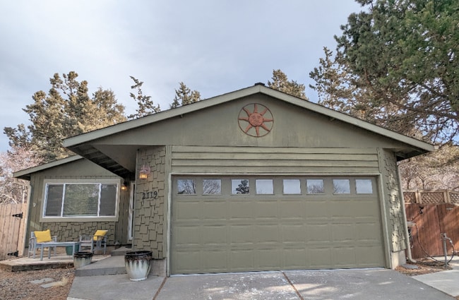 Building Photo - 2119 NE Mistletoe Ct