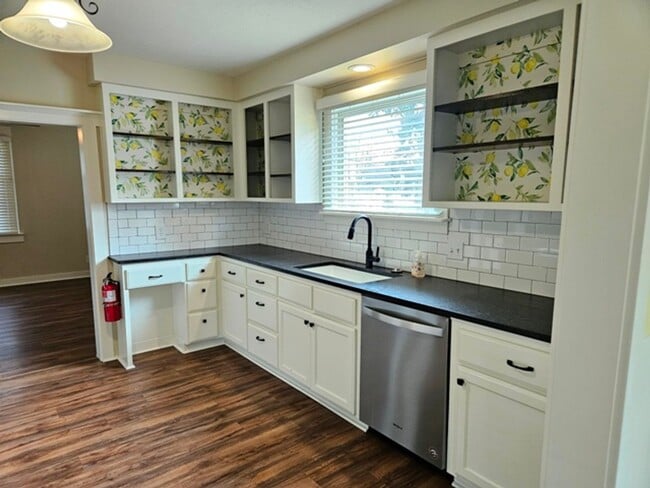 Building Photo - 4Bd/1Ba two story home - For viewing