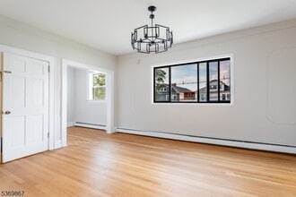 Building Photo - 842 Pennington St