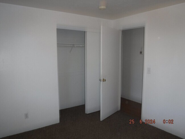 Building Photo - 5 Bedroom House in Medford