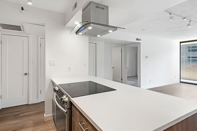 Foto del edificio - 2BR Condo w/ Covered Parking and Balcony Views at Broadway Towers