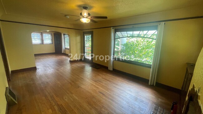 Foto del edificio - Rustic and Updated 3BD | 1.5 BA  Farmhouse...