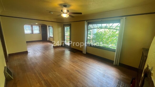 Foto del edificio - Rustic and Updated 3BD | 1.5 BA  Farmhouse with Large Shop!