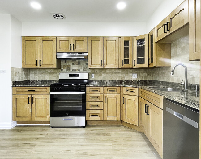 Building Photo - 623 Maple Ct
