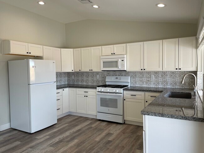 Building Photo - 838 Grape Vine Ave
