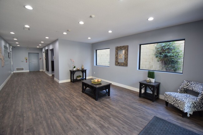 Foto del edificio - 7851 Ventura Canyon Ave