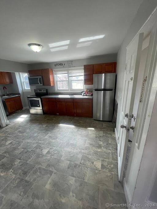 Building Photo - 463 Blatchley Ave