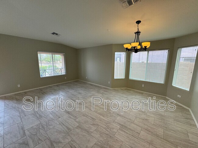 Foto del edificio - 16725 W Washington St