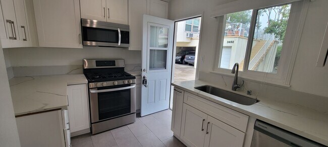 Foto del edificio - 3494 Rowena Ave