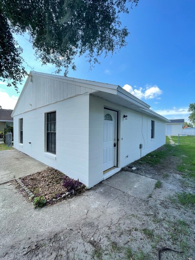 Building Photo - 2837 Vermont Ave