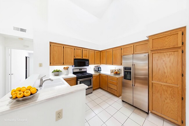 Foto del edificio - Spacious End-Unit Townhome in the Charming...