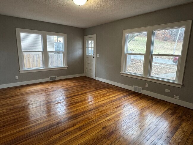 Building Photo - 824 Tremont Ave