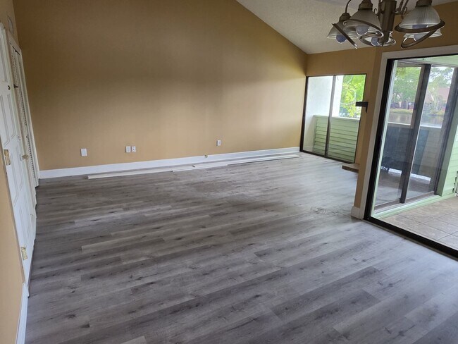 Foto del edificio - 4158 Pinelake Ln