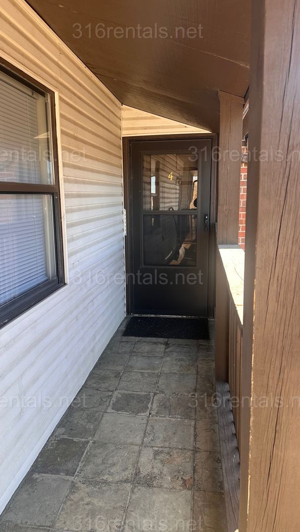 Building Photo - $875 - 2 bed 1 bath - Second floor Apartment