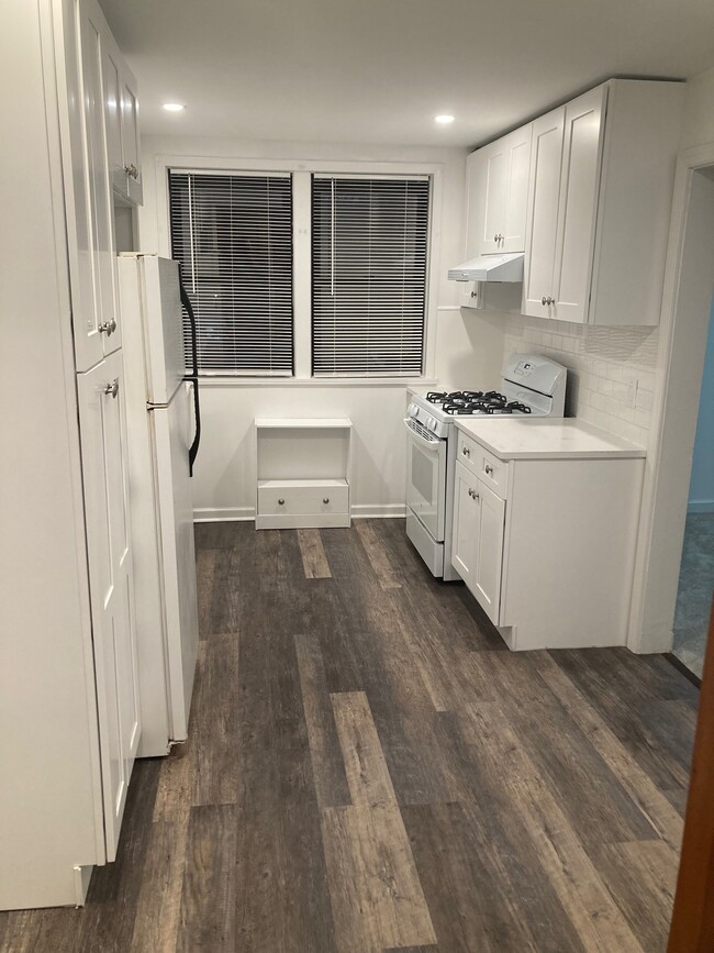 Building Photo - 214 Rockland Ave