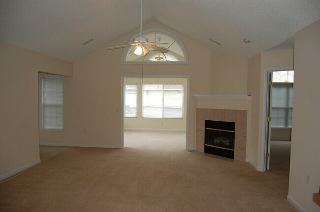 Foto del edificio - Main level living - 2 BR / 2 BA - Sunroom ...