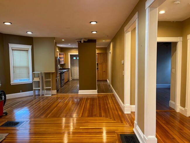 Building Photo - Huge 2000+ sf unit with In-unit laundry an...