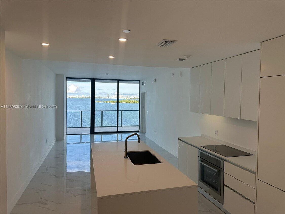 Foto principal - 700 NE 24th St