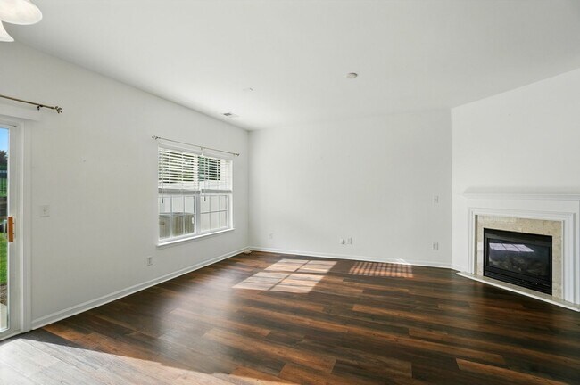 Building Photo - Move-In Ready Townhome in Pineville – Quie...