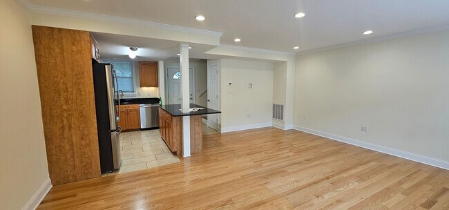 Building Photo - XL Luxury 1 Bed Townhome with Laundry in U...