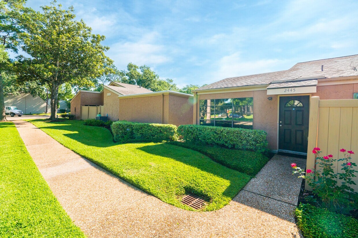 Foto principal - 2445 Briarwest Blvd
