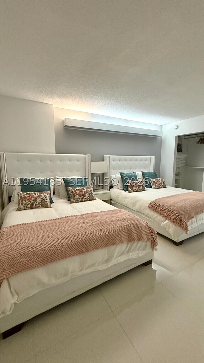 Foto del edificio - 6917 Collins Ave