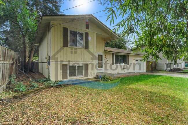 Building Photo - 3 Bedroom 2 Bathroom Home with Attached Ga...